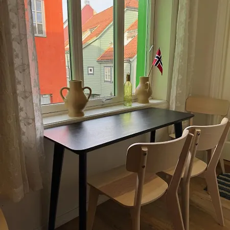View In Center Of - 3 Bedrooms 아파트 *